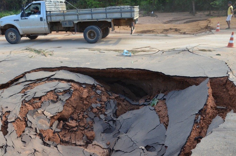 Parte da BR-222 se rompeu após fortes chuvas no Maranhão — Foto: Divulgação/PRF