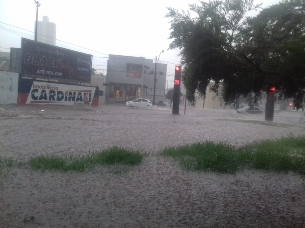 Centro de São Carlos fica alagado durante chuva forte — Foto: Redes sociais