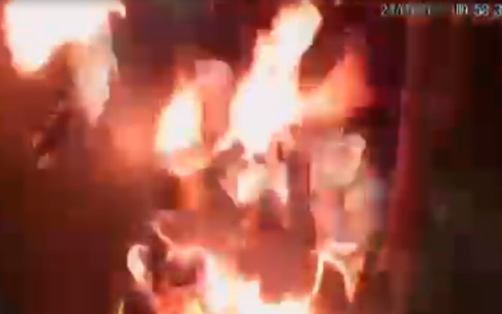 Homem tem parte do corpo queimado ao colocar fogo em arado para fazer churrasco e ocorrer explosão; vídeo
