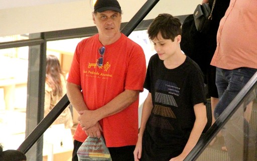 Guilherme Fontes faz passeio com o filho em shopping do Rio