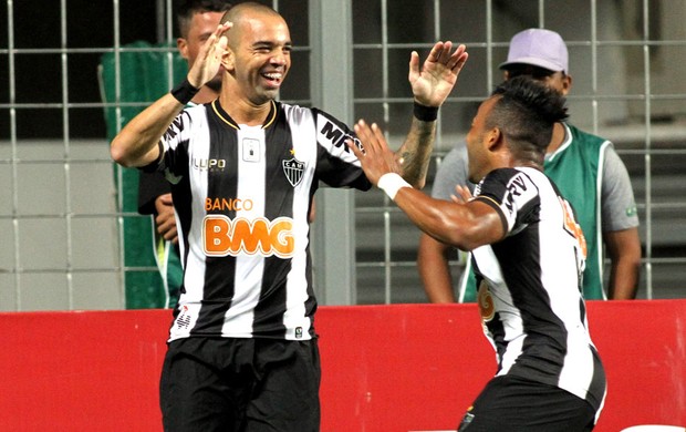 Diego Tardelli comemora gol do Atlético-mg contra o Goiás (Foto: Paulo Fonseca / Futura Press)