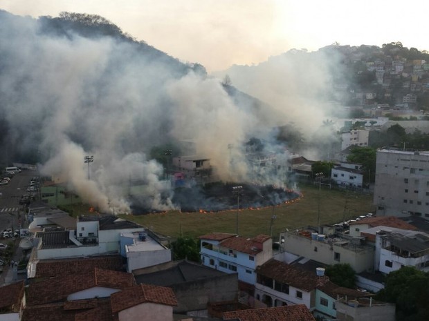 Área de campo de futebol pegou fogo, em Vitória (Foto: Dennis Adam/ Internauta)