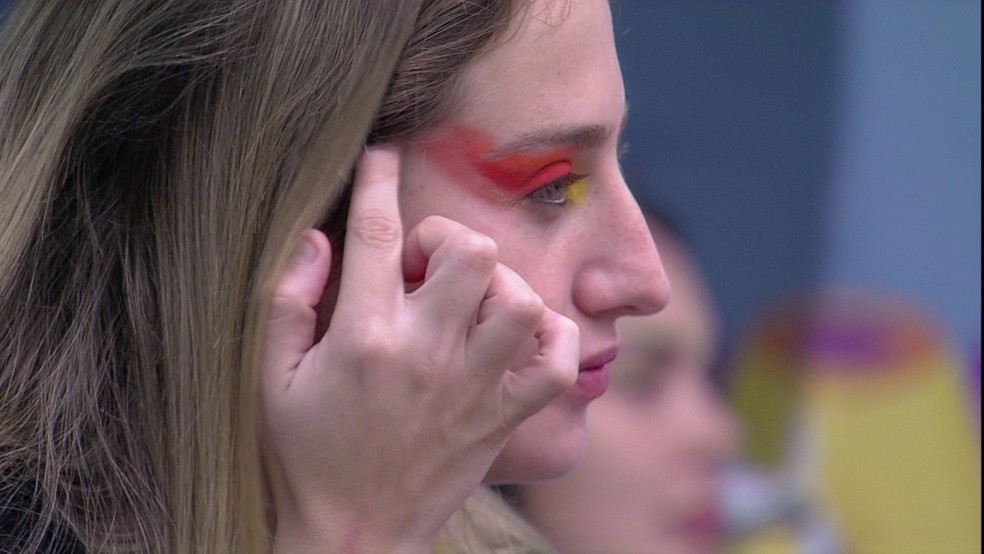 Bruna Griphao pinta os olhos exageradamente — Foto: Globo