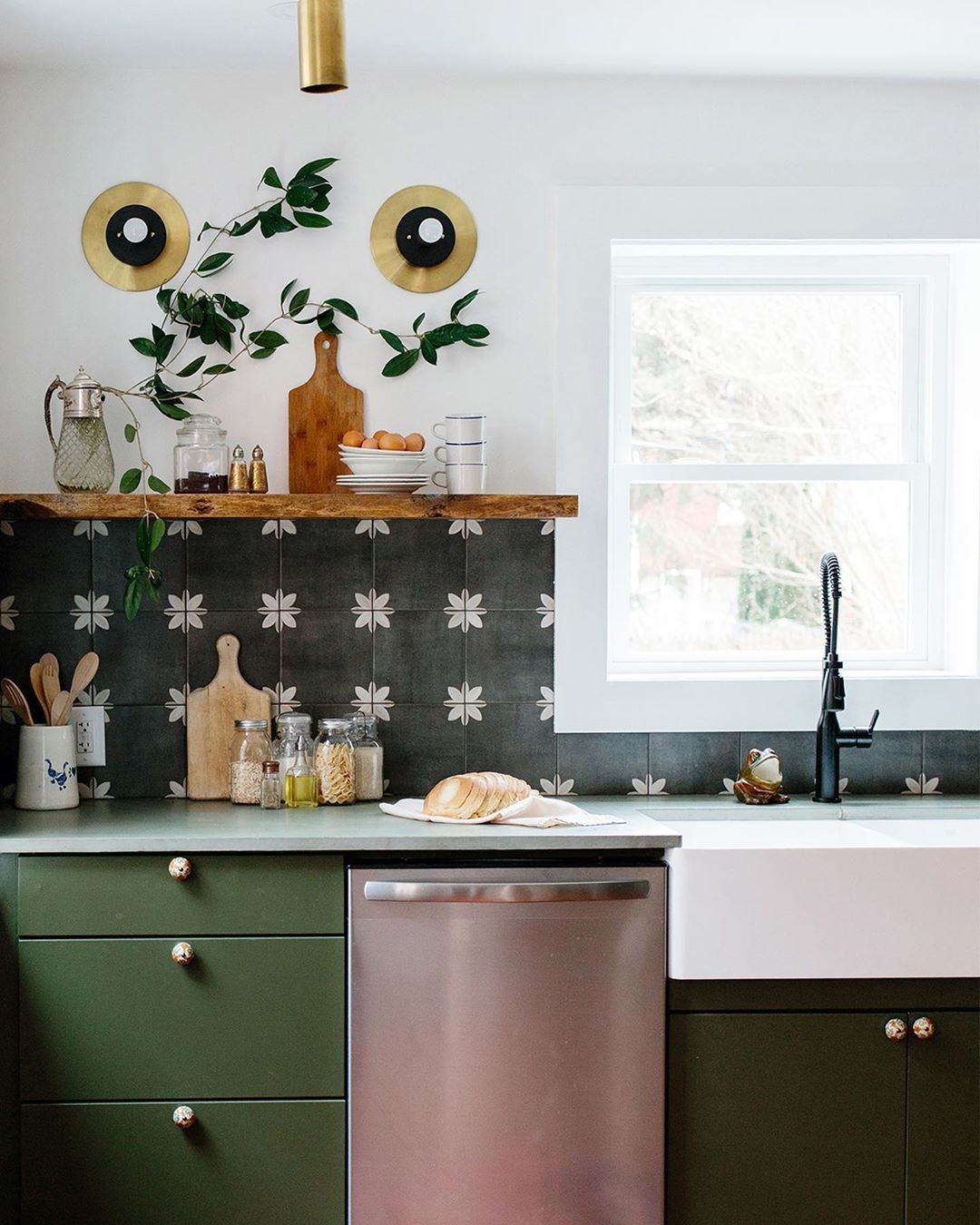Décor do dia: cozinha com armário verde e azulejo floral (Foto: Divulgação)