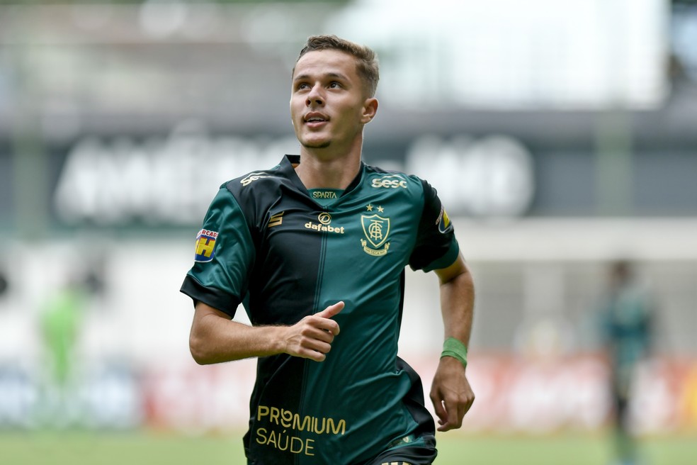 Últimas do Grêmio: Douglas Costa fala mais uma vez, meia apresentado e mais