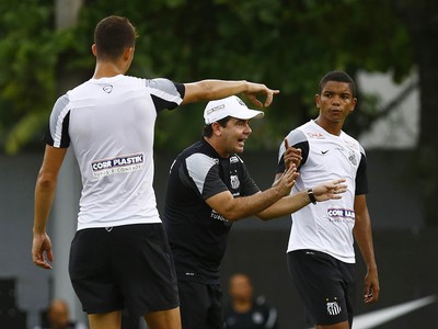 Gustavo Henrique, Enderson e David Braz (Foto: Ricardo Saibun / Divulgação Santos FC)