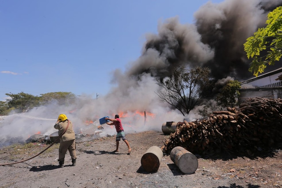 Ação do Corpo de Bombeiros do Piauí em incêndio na Zona Sul de Teresina — Foto: Thiago Amaral
