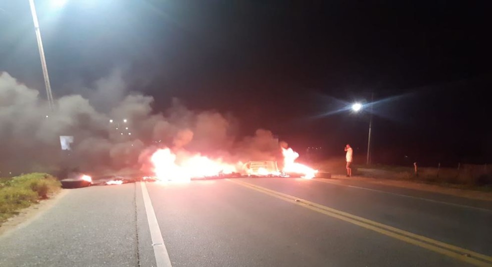 Manifestantes bloqueiam quilômetro 505 da BR-116, na cidade de Brejo Santo, interior do Ceará. — Foto: PRF/ Divulgação