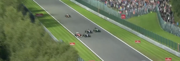 Fernando Alonso, Kevin Magnussen, Sebastian Vettel e Jenson Button lado a lado no GP da Bélgica (Foto: Reprodução)