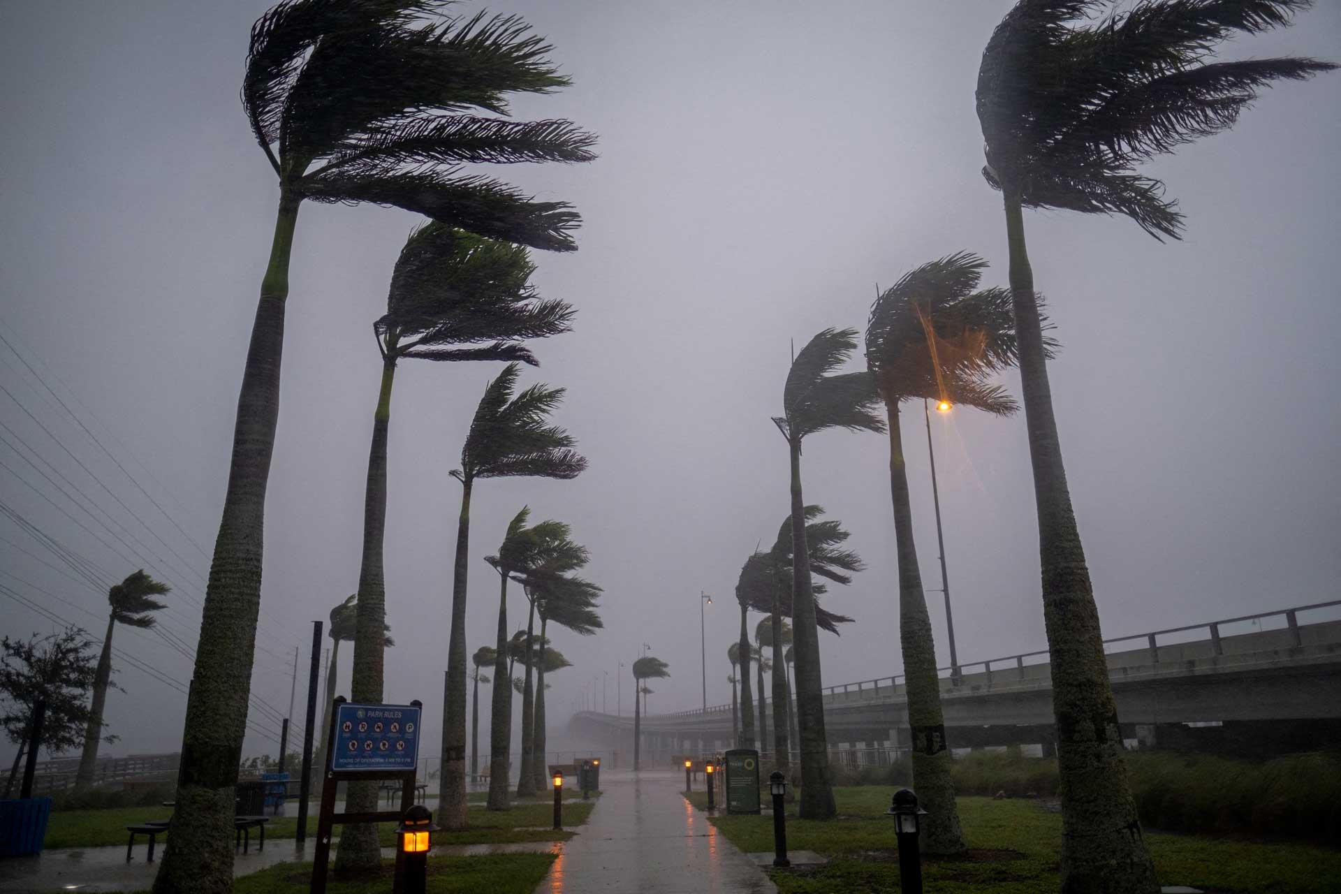 Furacão Ian enfraquece e vira tempestade tropical, mas deixa 1,8 milhão de pessoas sem energia na Flórida