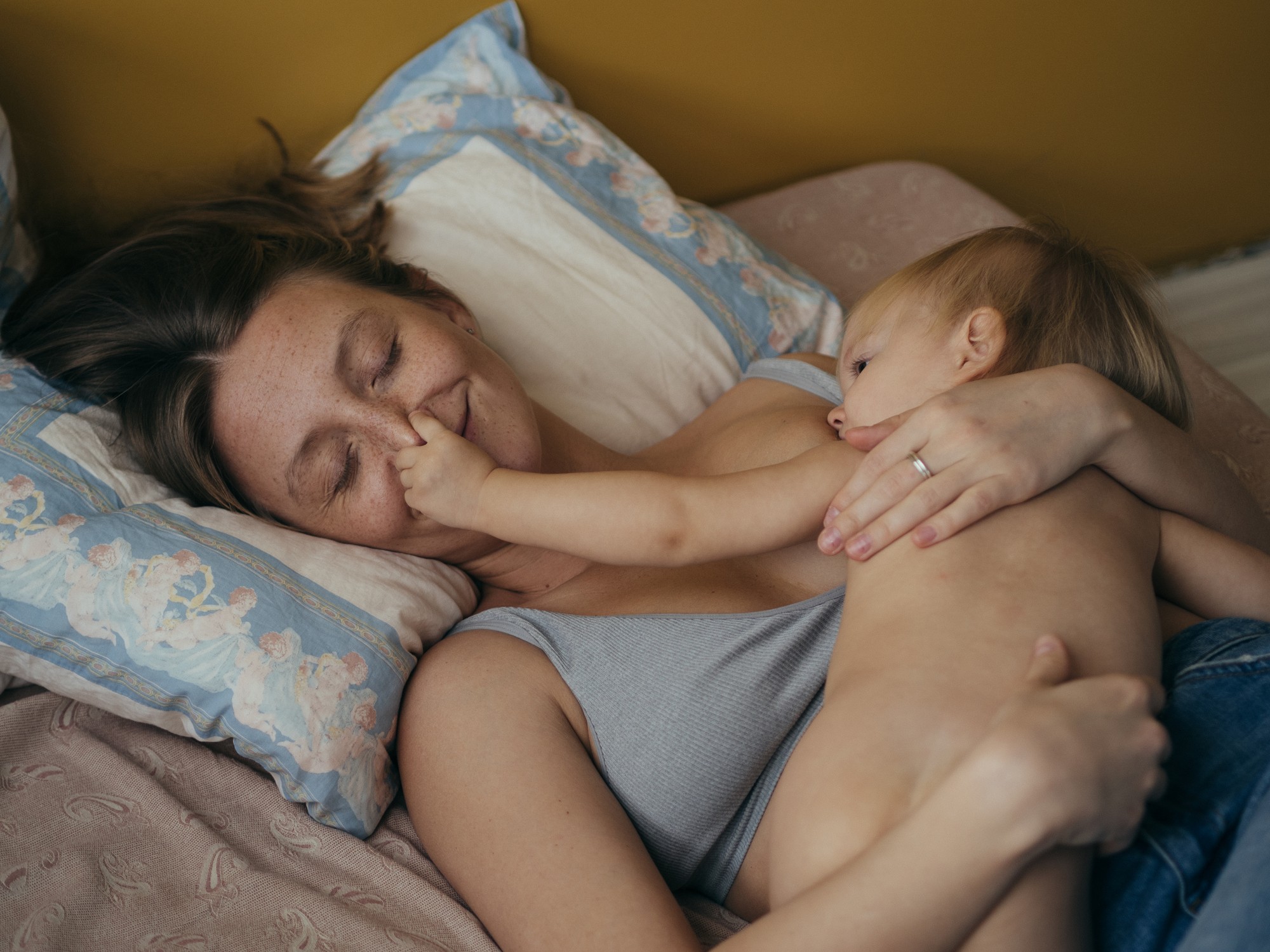 Mãe e bebê amamentando (Foto: Getty Images)