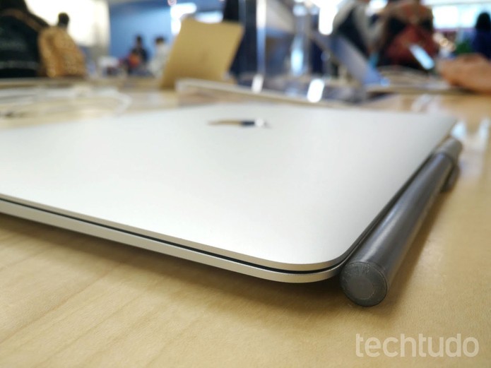 Novo Macbook é finíssimo e focado em portabilidade (Foto: Elson de Souza/TechTudo)