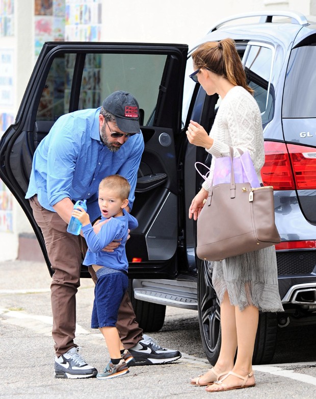 Separados, Ben Affleck e Jennifer Garner vão à feira juntos com filhos