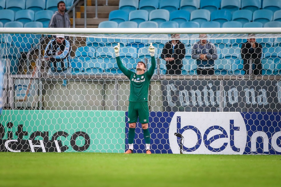Goleiro que já defendeu a Seleção Brasileira deve assumir a meta gremista contra o Sport