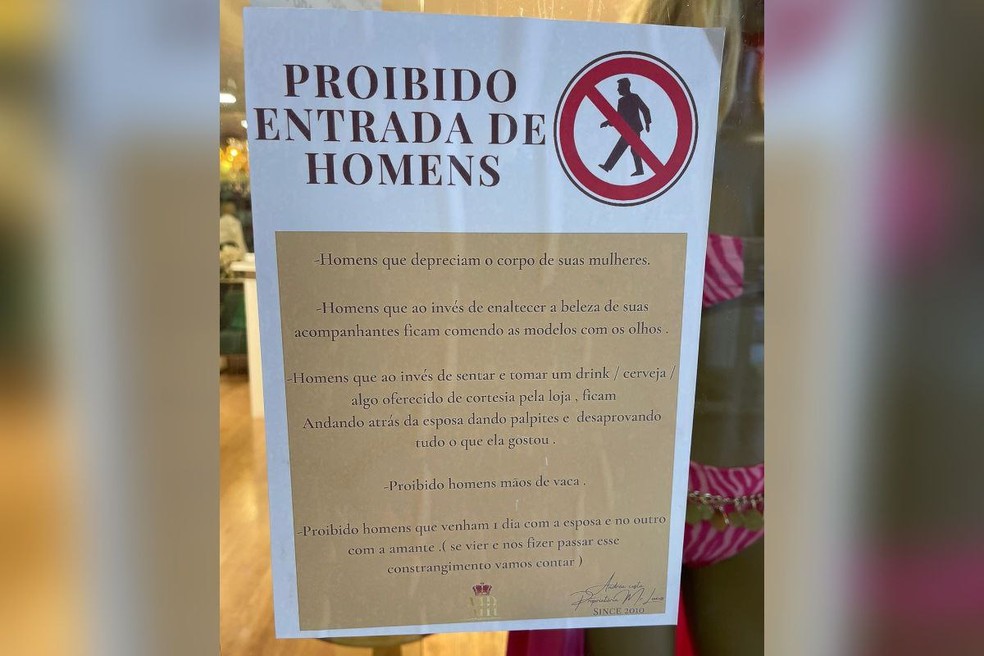 Cartazes avisam sobre a proibição da entrada de homens na loja. — Foto: Arquivo pessoal