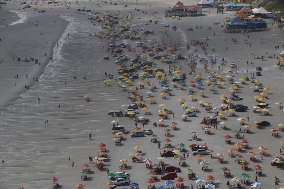 Carros submersos e motoristas alcoolizados fazem parte da rotina da praia que vira rua no verão do PA