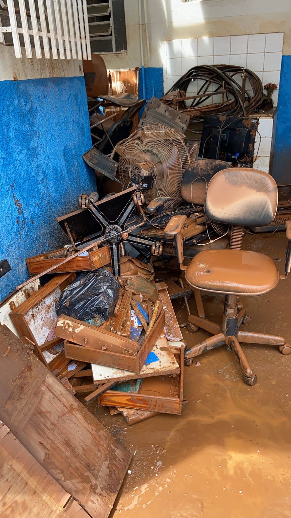 Prefeitura de Rio Acima, na Grande BH, e casas da cidade foram tomadas pela água da chuva e amanheceram cobertas de lama. Mais de mil pessoas estão desalojadas. — Foto: Prefeitura de Rio Acima / Divulgação