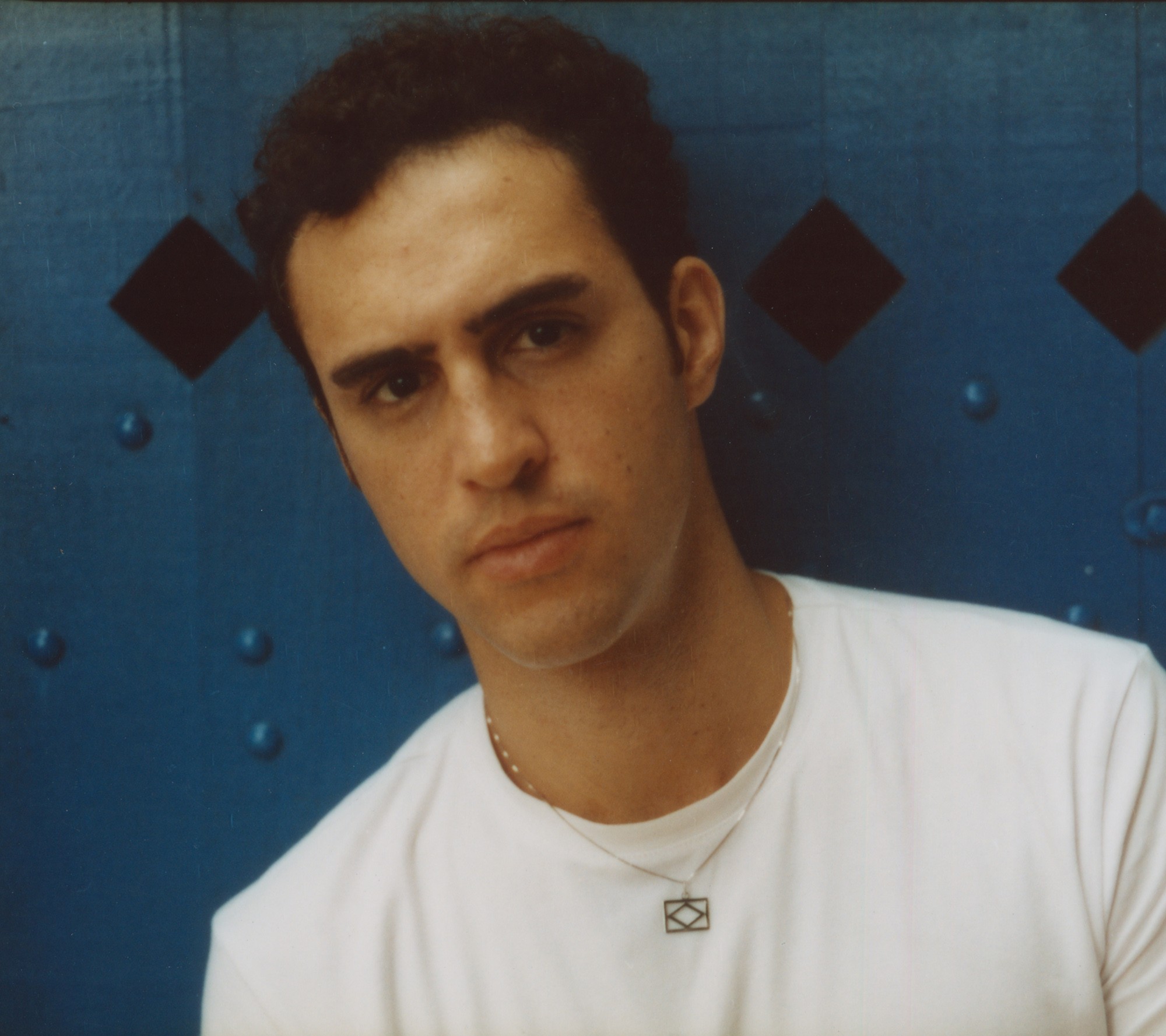 Zeca Veloso sopra o fole com versos inéditos no single que dá a primeira amostra do disco autoral do artista