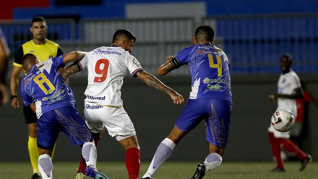 Everaldo disputa lance contra o Jacobinense