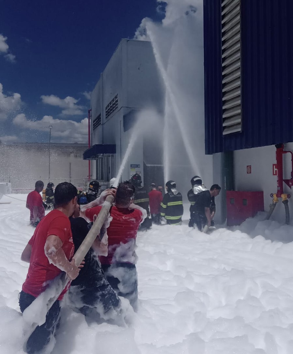 Bombeiros fazem combate às chamas em indústria de produtos adesivos de Vinhedo — Foto: Defesa Civil Vinhedo