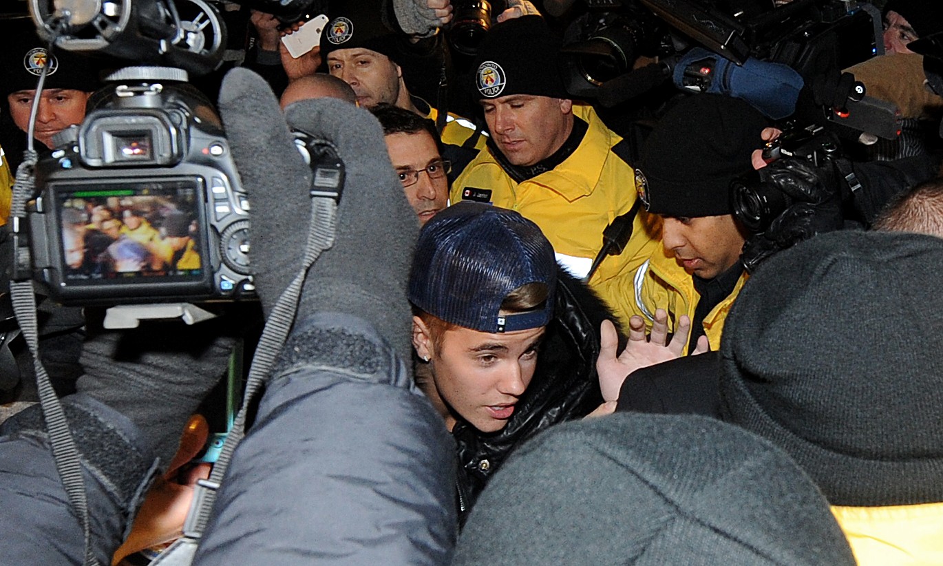 Justin Bieber comparece a unidade da polícia em Toronto, no Canadá. (Foto: Getty Images)