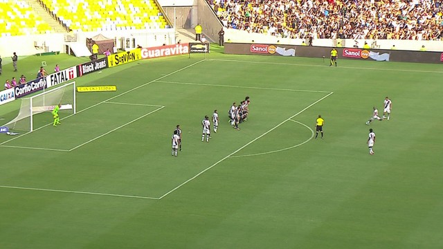 <p>
 Rodrigo cobra falta forte, mas a bola vai certa nas mãos do goleiro do Ceará.</p>
