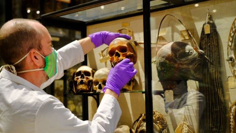 A retirada dos itens de exibição é parte do processo de descolonização do museu — Foto: Pitt Rivers Museum/University of Oxford via BBC