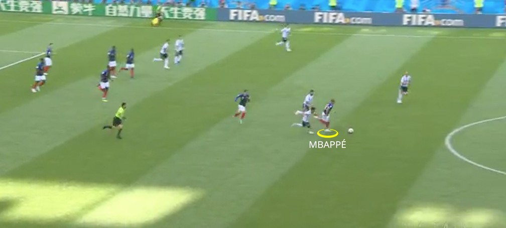 Corrida de MbappÃ© no primeiro gol (Foto: Leonardo Miranda)