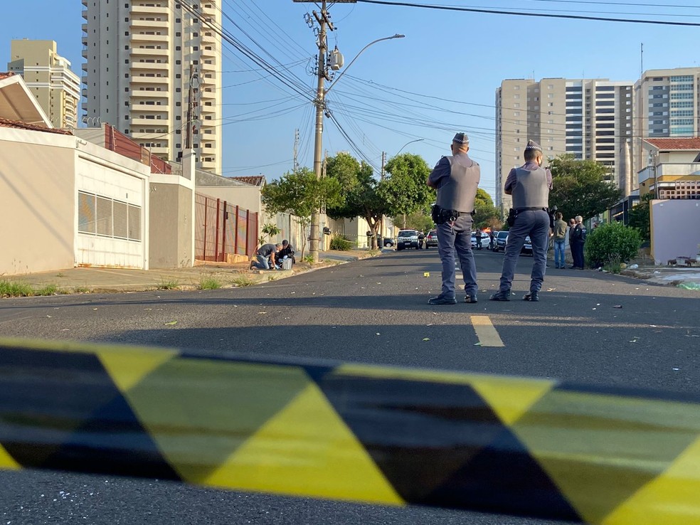 Área onde houve troca de tiros foi isolada pela PM em Marília — Foto: Fernanda Marion/TV TEM 