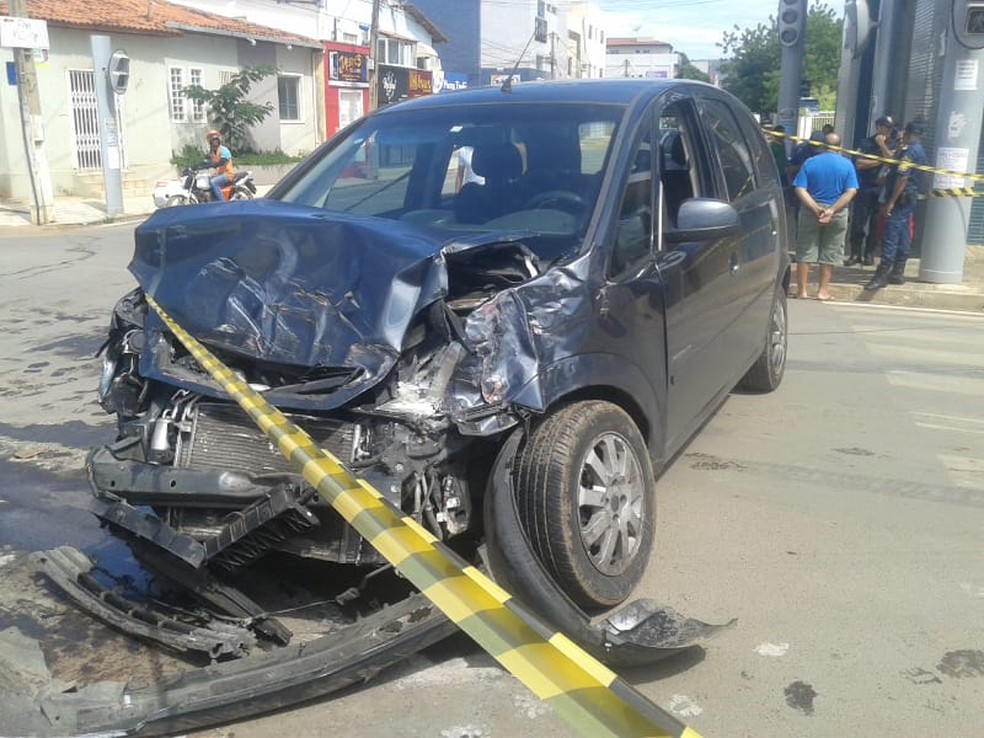 Viatura do Corpo de Bombeiros Militar da Bahia tombou apÃ³s ser atingida por carro â?? Foto: Blog Braga/Ivonaldo Paiva