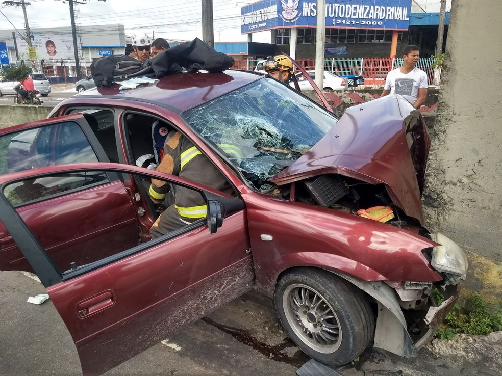 Parte dianteira do carro ficou destruída após acidente (Foto: Divulgação/Corpo de Bombeiros)