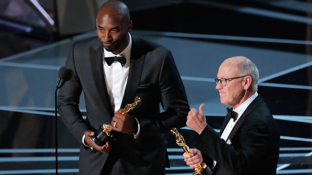 Kobe Bryant, ex-jogador de basquete, leva Oscar na categoria Melhor Curta-Metragem de Animação por 'Dear Basketball' (Foto: Lucas Jackson/Reuters)