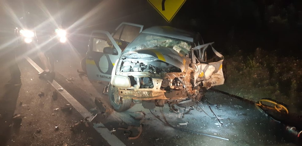 Carro da polícia ficou destruído após acidente na BR-277 — Foto: PRF/Divulgação