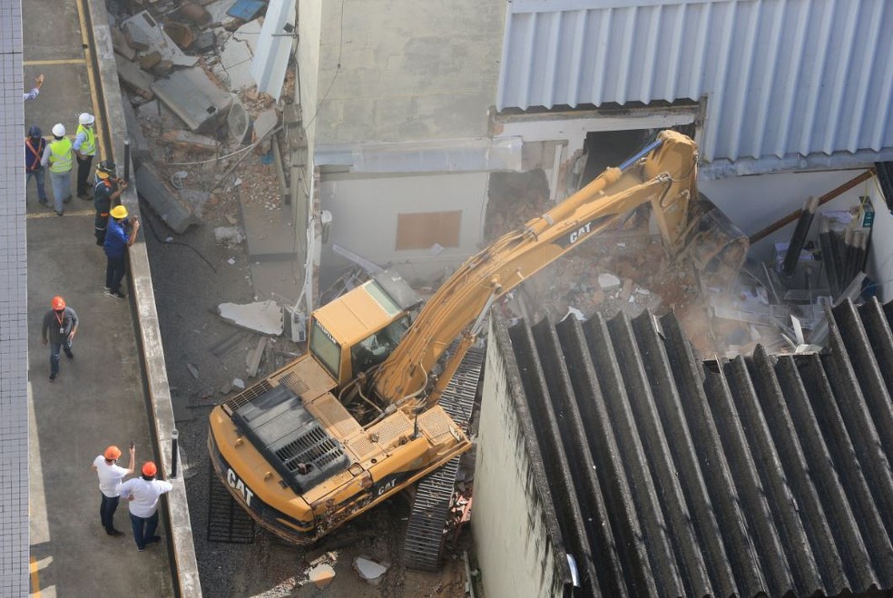 Empresa iniciou processo de demolição do prédio atingido por explosão, em Fortaleza — Foto: Kid Júnior/Sistema Verdes Mares