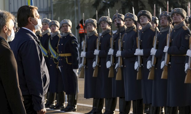 Bolsonaro recepcionados por soldados russos 