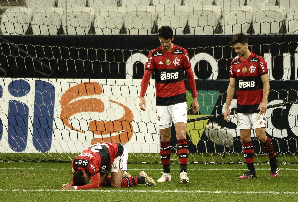 Gustavo Henrique e Rodrigo Caio lamentam derrota do Flamengo para Fluminense — Foto: Marcos Ribolli / ge