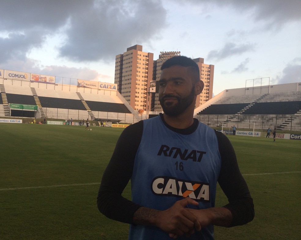 Goleiro vê jogo decisivo contra Luverdense (Foto: Leonardo Erys/GloboEsporte.com)