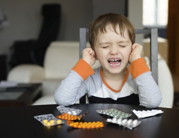 criança; comprimidos; remédios; chorando (Foto: Thinkstock)