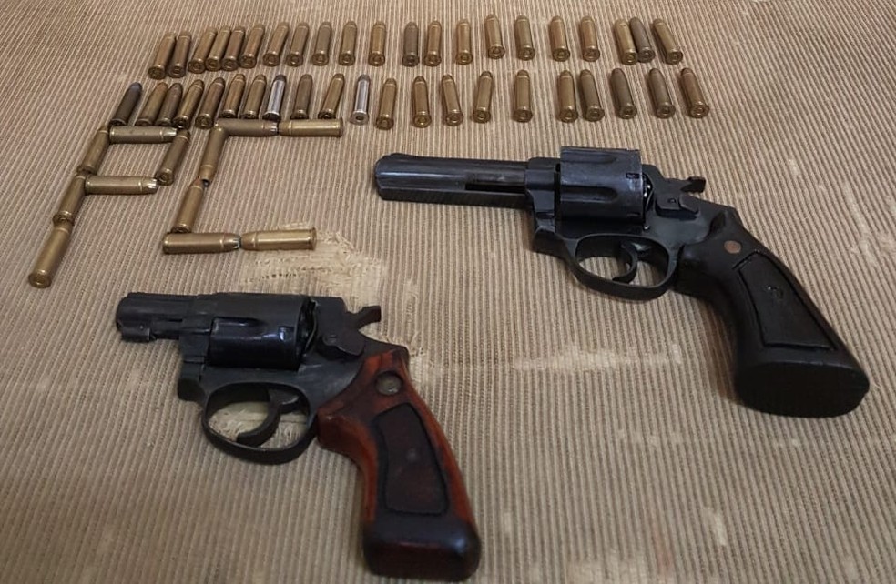 Armas e munições foram apreendidas pela Polícia Civil — Foto: Polícia Civil 