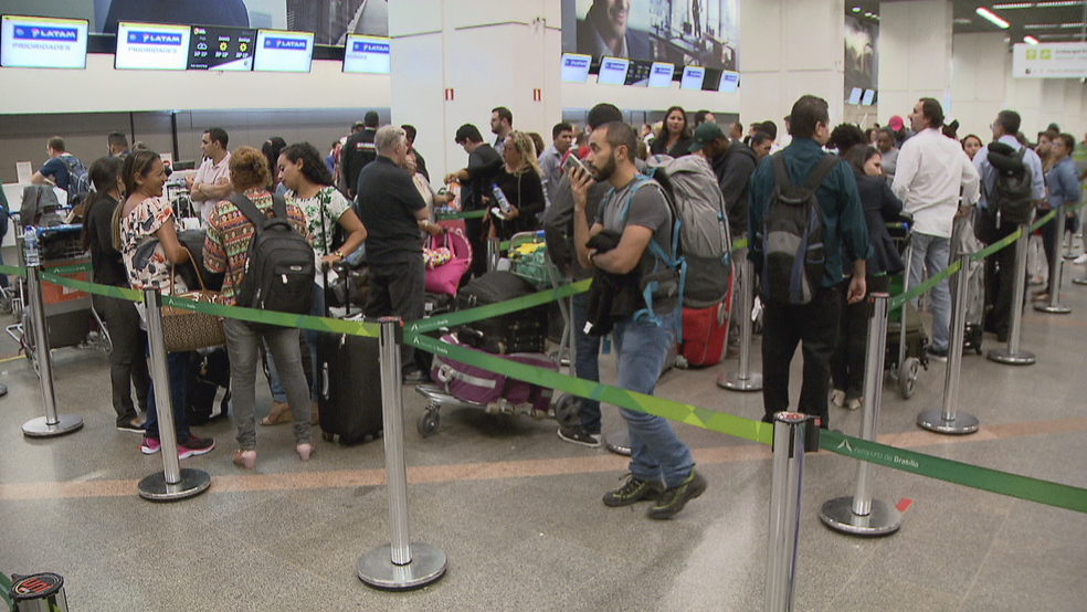 Fila no Aeroporto de Brasília durante os protestos dos caminhoneiros (Foto: TV Globo/Reprodução)