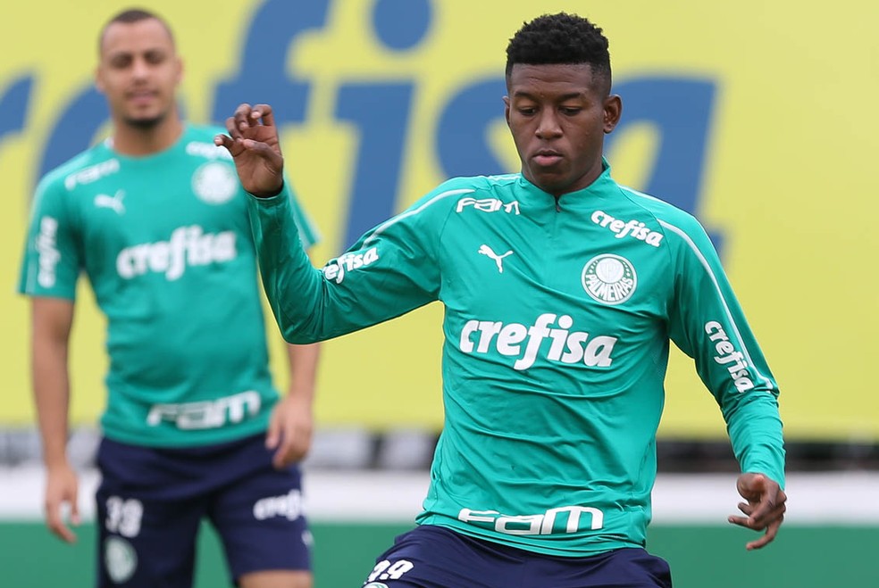 Vendido após um jogo, zagueiro torce a distância e vislumbra volta ao Palmeiras