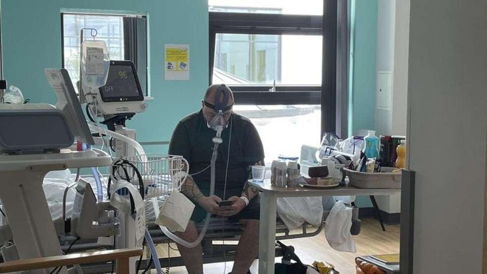 Covid: britânico antivacina morre após foto com respirador para se mostrar arrependido
