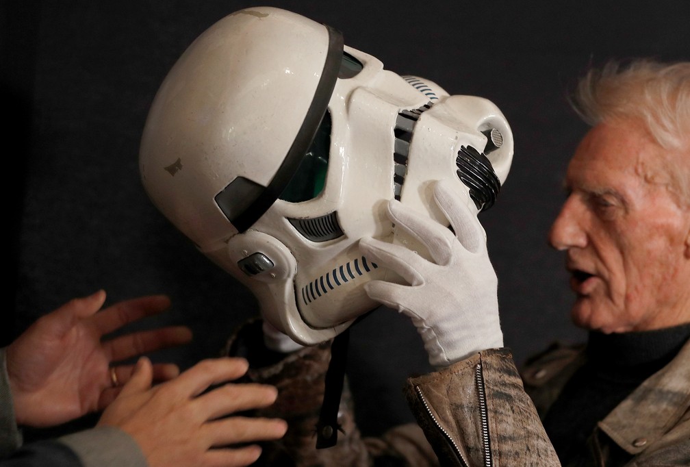 Syd Wragg, ator que usou o capacete Stormtrooper em "Star Wars: Uma Nova Esperança" (1977), colocou novamente o objeto nesta quarta (18), em Londres — Foto: Peter Nicholls/Reuters