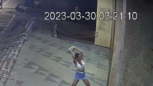 Mulher ataca igreja com blocos de concreto em São Paulo; vídeo