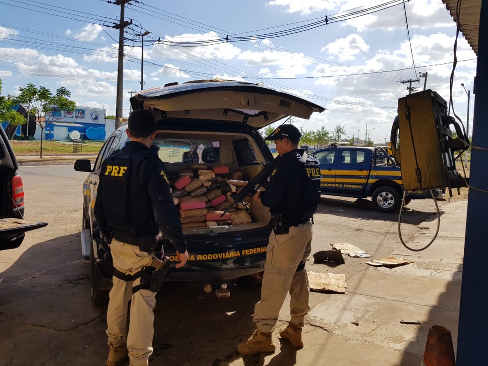 Policiais rodoviários encontraram 93 tabletes de maconha totalizando 100 kg de droga — Foto: Divulgação/Polícia Rodoviária Federal