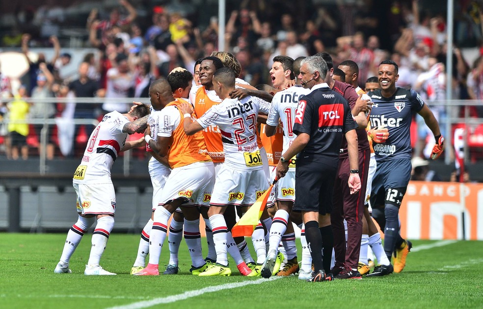 Reservas invadem o gramado para comemorar o gol de Hernanes (Foto: Marcos Ribolli)