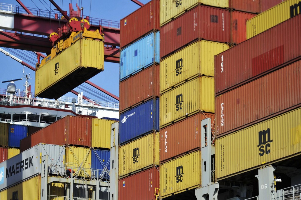 Conteineres com carga para exportação porto de Qingdao, na China. (Foto: Chinatopix/AP)