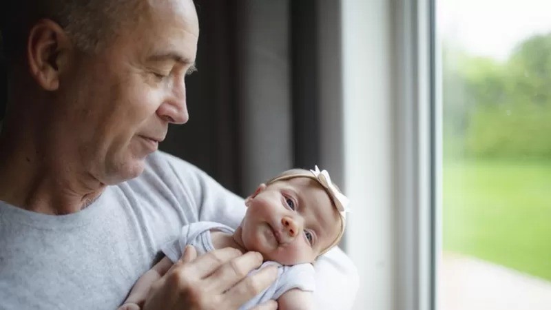 Muitos homens estão postergando os planos de paternidade por causa de projetos educacionais e profissionais (Foto: GETTY IMAGES via BBC)
