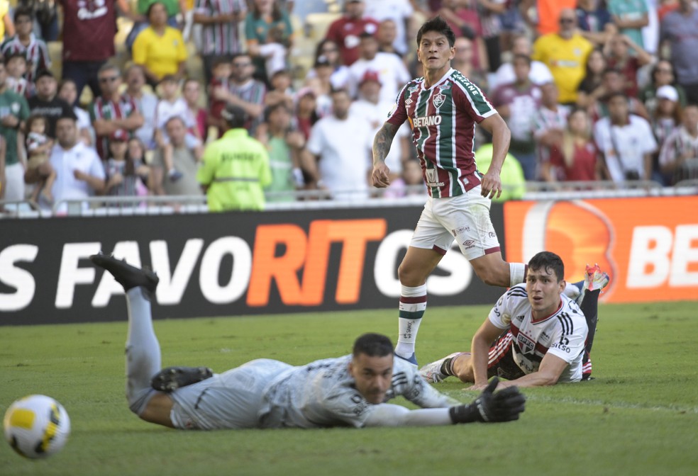 Ferraresi e Felipe Alves, do São Paulo, observam bola entrar no gol — Foto: André Durão