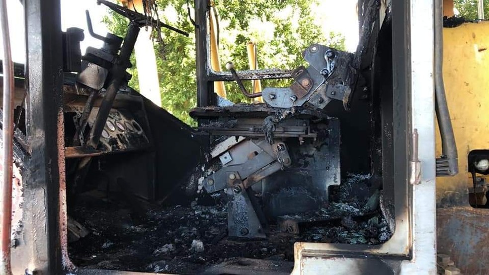 Maquinário é destruído em incêndio criminoso — Foto: Prefeitura Governador Jorge Teixeira/Reprodução